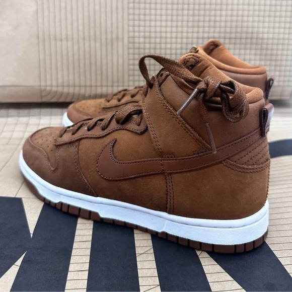 W Nike Dunk High PRM MF Suede Brown/White - Picture 10 of 11